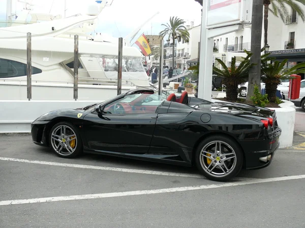 Černá barva kabriolet Ferrari F430 v Puerto Banus, Španělsko. — Stock fotografie