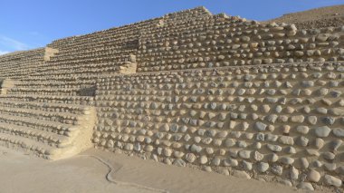 Bandurria Lima 141 kilometre kuzeydeki bulunan küçük piramit