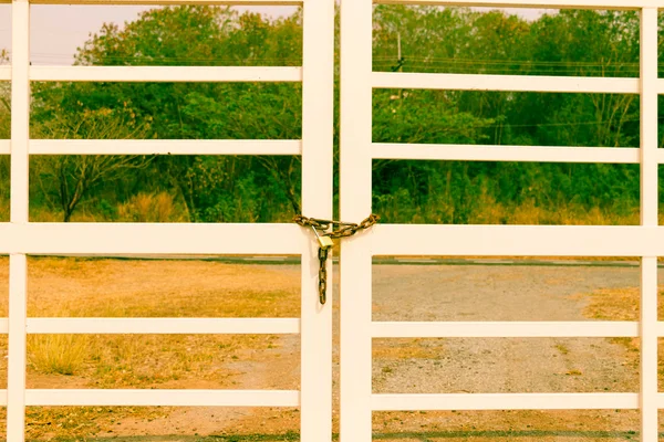 Oxidada vieja puerta de bloqueo de cadena — Foto de Stock