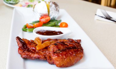 Barbekü chichen restoranda beyaz plaka üzerinde