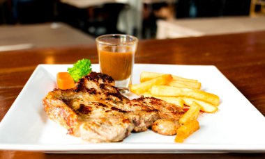 Beyaz plaka üzerinde sulu porkchop