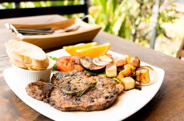 Beyaz plaka üzerinde ızgara domuz pirzolası