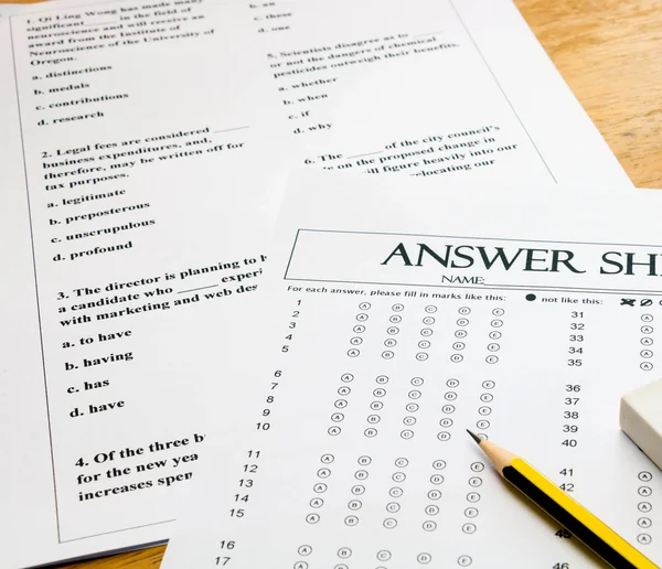 English question and answer sheet on table — Stock Photo, Image