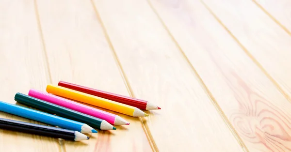 Kleur potloden op bruin houten tafel — Stockfoto