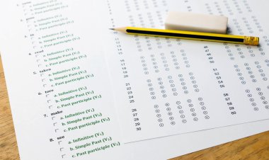 İngilizce egzersiz ve kahverengi ahşap masa kağıda cevap