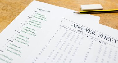 İngilizce egzersiz ve kahverengi ahşap masa kağıda cevap