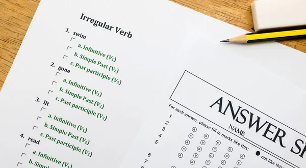 İngilizce egzersiz ve kahverengi ahşap masa kağıda cevap