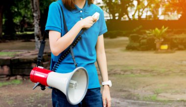 Kılavuzu holding mikrofon ve hoparlör