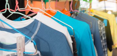 Evin dışında kurutma için asılı bez