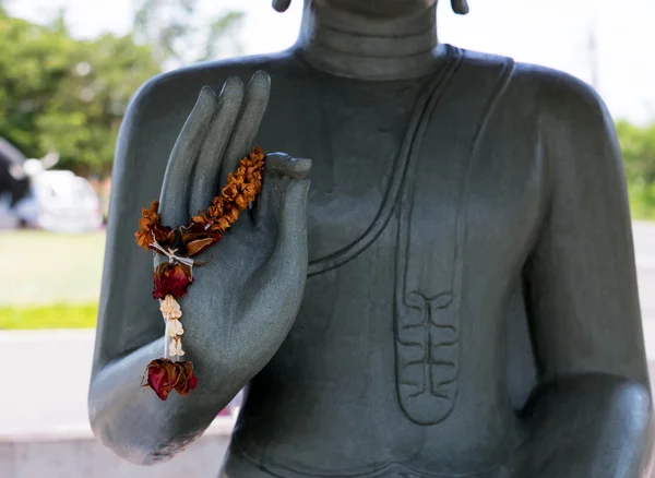 Wyrzeźbione ciało Buddy i ręka trzyma kwiaty — Zdjęcie stockowe