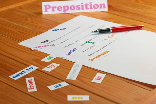 English Preposition Work Sheet Wooden Table Colorful English Word Cards — Stock Photo, Image