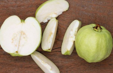 Tahta üzerinde taze yeşil guava manzarası 