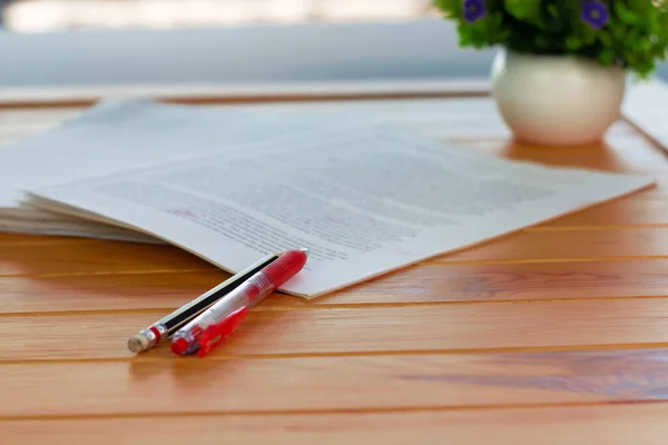 Caneta Vermelha Papelada Borrada Mesa Madeira Escritório — Fotografia de Stock