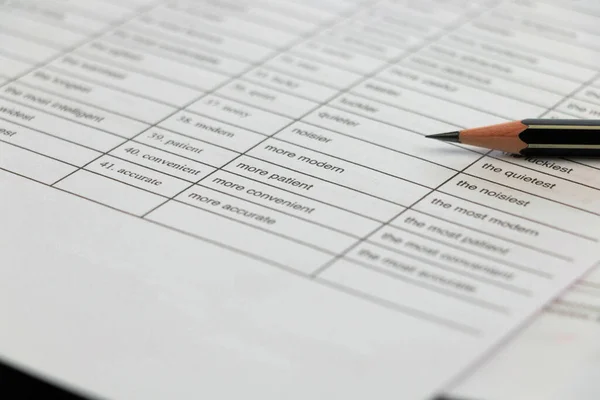 Englisches Grammatikübungsblatt Mit Handschrift Auf Weißem Tisch — Stockfoto