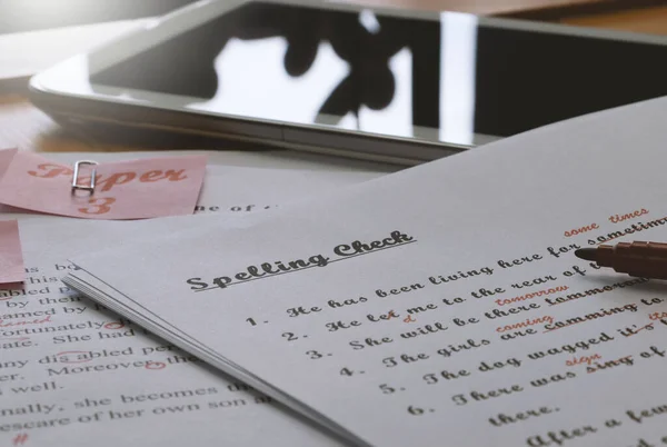 Englisches Korrekturpapier Auf Dem Tisch Büro Mit Büromaterial — Stockfoto