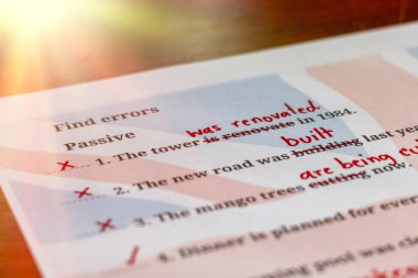 Yaz ışığı altında kırmızı düzeltme kelimeleriyle İngilizce sınavı