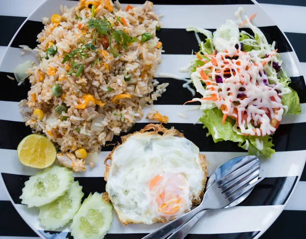 Смажений рис і смажене яйце — стокове фото