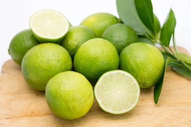 Tahta kesme tahtasındaki limon