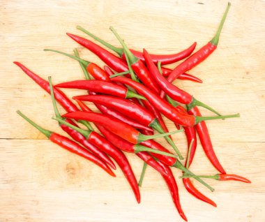 Beyaz arkaplan üzerine kırmızı kitap