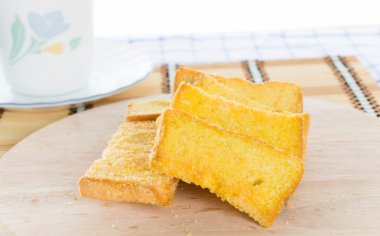 gevrek tereyağı ekmek dilimleri