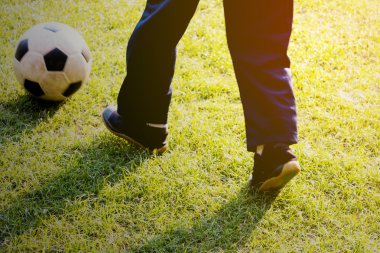 çocuğun futbol oynuyordu