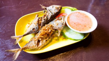 Sarı tabak kızarmış balık