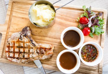 domuz pirzolası ahşap plaka üzerinde