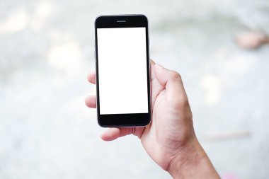 Metin mesajınız veya bilgi içeriğiniz için boş ekranlı akıllı telefonu tutan erkek eli görüntüsü, şehir ortamında cep telefonundan mesaj okuyan kadın görüntüsü. 