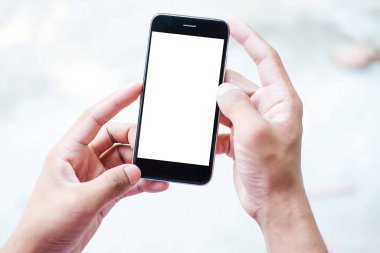Metin mesajınız veya bilgi içeriğiniz için boş ekranlı akıllı telefonu tutan erkek eli görüntüsü, şehir ortamında cep telefonundan mesaj okuyan kadın görüntüsü. 