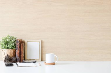 Model çalışma masası ve uzay kitapları, bitki ve kahve beyaz masa üzerinde kopyalama.