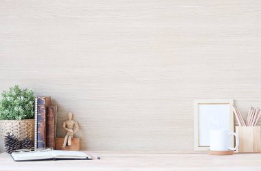 Model çalışma masası ve uzay kitapları, bitki ve kahve beyaz masa üzerinde kopyalama.