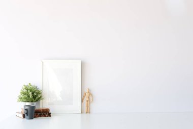 Model çalışma masası ve uzay kitapları, bitki ve kahve beyaz masa üzerinde kopyalama.