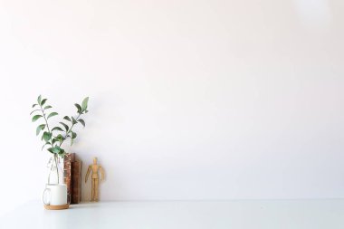 Model çalışma masası ve uzay kitapları, bitki ve kahve beyaz masa üzerinde kopyalama.