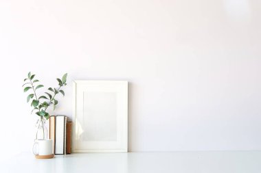 Model çalışma masası ve uzay kitapları, bitki ve kahve beyaz masa üzerinde kopyalama.