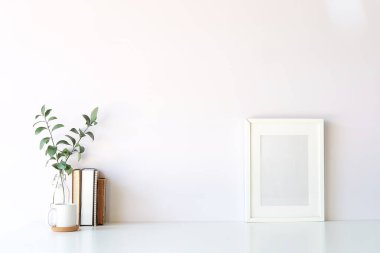 Model çalışma masası ve uzay kitapları, bitki ve kahve beyaz masa üzerinde kopyalama.