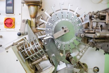 Üretim hattındaki endüstriyel makineler ve endüstriyel fabrika ekipmanları paslanmaz otomasyon. 