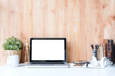 Ofis masası. Not defteri, dizüstü bilgisayar ve kahve fincanı fare not defteri fotoğrafıyla çalışma alanı şeyleri..