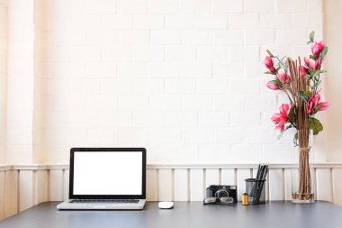 Ofis masası. Not defteri, dizüstü bilgisayar ve kahve fincanı fare not defteri fotoğrafıyla çalışma alanı şeyleri..