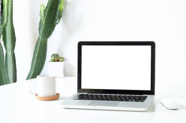 Ofis masası. Not defteri, dizüstü bilgisayar ve kahve fincanı fare not defteri fotoğrafıyla çalışma alanı şeyleri..