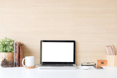 Ofis masası. Not defteri, dizüstü bilgisayar ve kahve fincanı fare not defteri fotoğrafıyla çalışma alanı şeyleri..