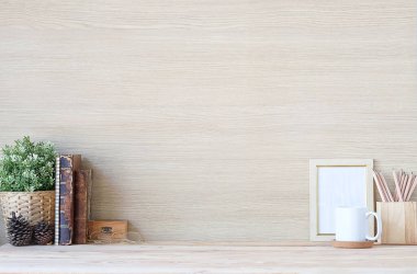 Model çalışma masası ve uzay kitapları, bitki ve kahve beyaz masa üzerinde kopyalama.