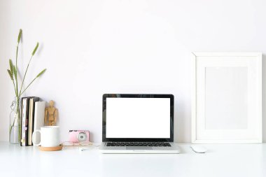 Ofis masası. Not defteri, dizüstü bilgisayar ve kahve fincanı fare not defteri fotoğrafıyla çalışma alanı şeyleri..