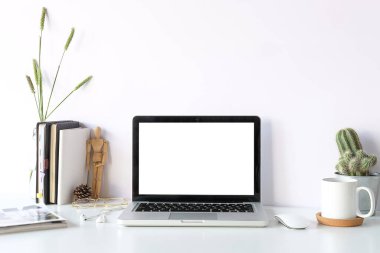 Ofis masası. Not defteri, dizüstü bilgisayar ve kahve fincanı fare not defteri fotoğrafıyla çalışma alanı şeyleri..