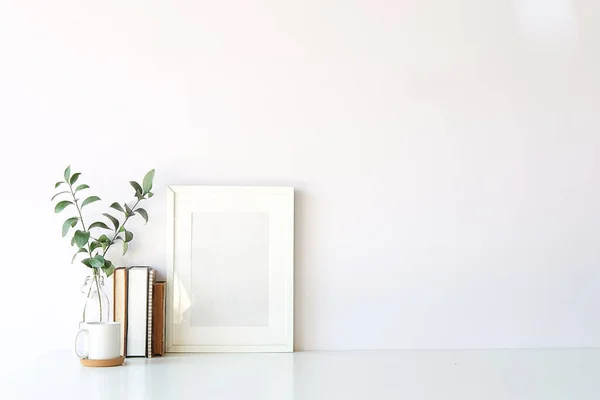 Model çalışma masası ve uzay kitapları, bitki ve kahve beyaz masa üzerinde kopyalama.