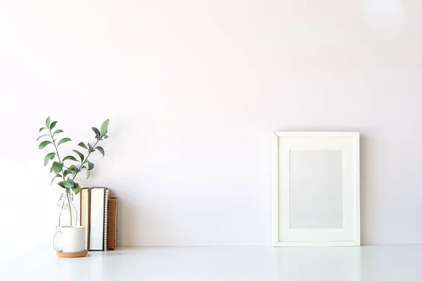 Model çalışma masası ve uzay kitapları, bitki ve kahve beyaz masa üzerinde kopyalama.