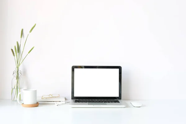 Çalışma masası ve dizüstü bilgisayar. Boşluğu ve boş ekranı kopyala. İş görüntüsü, boş ekran dizüstü bilgisayar ve malzemeler. 