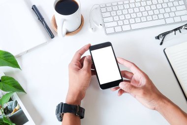Metin mesajınız veya bilgi içeriğiniz için boş ekranlı akıllı telefonu tutan erkek eli görüntüsü, şehir ortamında cep telefonundan mesaj okuyan kadın görüntüsü.