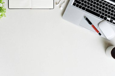 Not defteri, dizüstü bilgisayar ve kahve fincanı fare notlu üst görünüm ofis malzemeleri. Boş ekran cep telefonu ve beyaz masa çalışma alanı üzerindeki malzemeler ve kopyalama alanı..