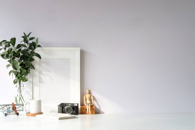 Model çalışma masası ve uzay kitapları, bitki ve kahve beyaz masa üzerinde kopyalama