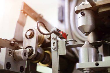 Üretim hattındaki endüstriyel makineler ve endüstriyel fabrika ekipmanları paslanmaz otomasyon. 